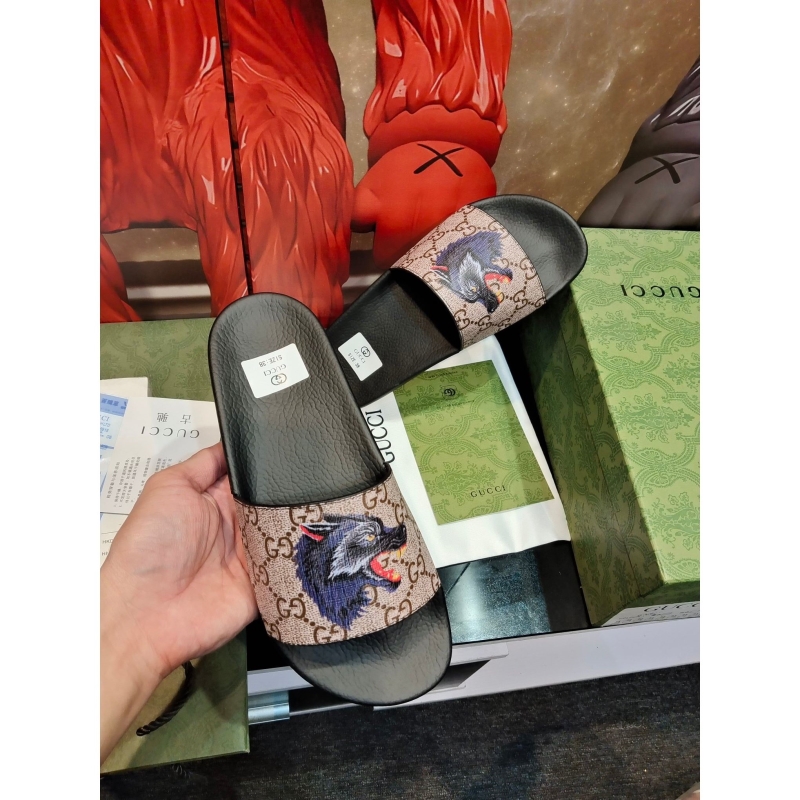 G*u*i slippers